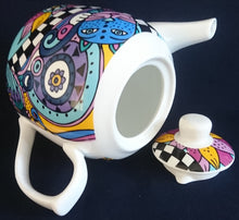 Lade das Bild in den Galerie-Viewer, TEEKANNE MIT DECKEL "Hamburg" - Porzellan, Abstrakt Geometrisch Symbole Motiv Dekor
