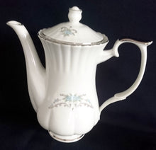 Lade das Bild in den Galerie-Viewer, 5er Set KAFFEEKANNE MIT DECKEL &amp; MILCHKÄNNCHEN &amp; ZUCKERDOSE MIT DECKEL - Porzellan, Platin Linien Rand Flora Blumen Blüten Pflanzen Motiv Dekor
