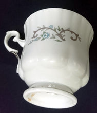Lade das Bild in den Galerie-Viewer, KAFFEETASSE - Porzellan, Platin Linien Rand Flora Blumen Blüten Pflanzen Motiv Dekor
