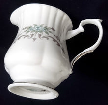 Lade das Bild in den Galerie-Viewer, 3er Set MILCHKÄNNCHEN &amp; ZUCKERDOSE MIT DECKEL - Porzellan, Platin Linien Rand Flora Blumen Blüten Pflanzen Motiv Dekor
