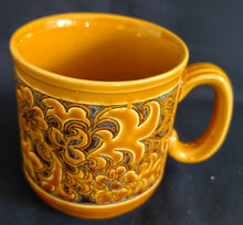 Lade das Bild in den Galerie-Viewer, KAFFEETASSE - Keramik / Steingut, Abstrakt Flora Blumenblüten Blatt Blätter Relief Motiv Dekor
