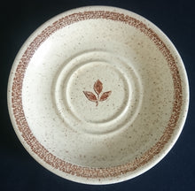 Lade das Bild in den Galerie-Viewer, 2er Set UNTERTASSEN - Keramik / Steingut, Flora Pflanze Blatt Blätter Gesprenkeltes Abstrakt Motiv Dekor
