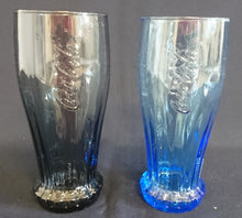 Lade das Bild in den Galerie-Viewer, GETRÄNKEGLAS COCA COLA - Hartglas, Halbe Flaschen Kronkorken Form Relief Schriftzug Motiv Dekor
