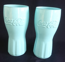 Lade das Bild in den Galerie-Viewer, 2er Set GETRÄNKEGLÄSER COCA COLA - Hartglas, Cremefarbende Coca Cola Aufschrift Motiv Dekor
