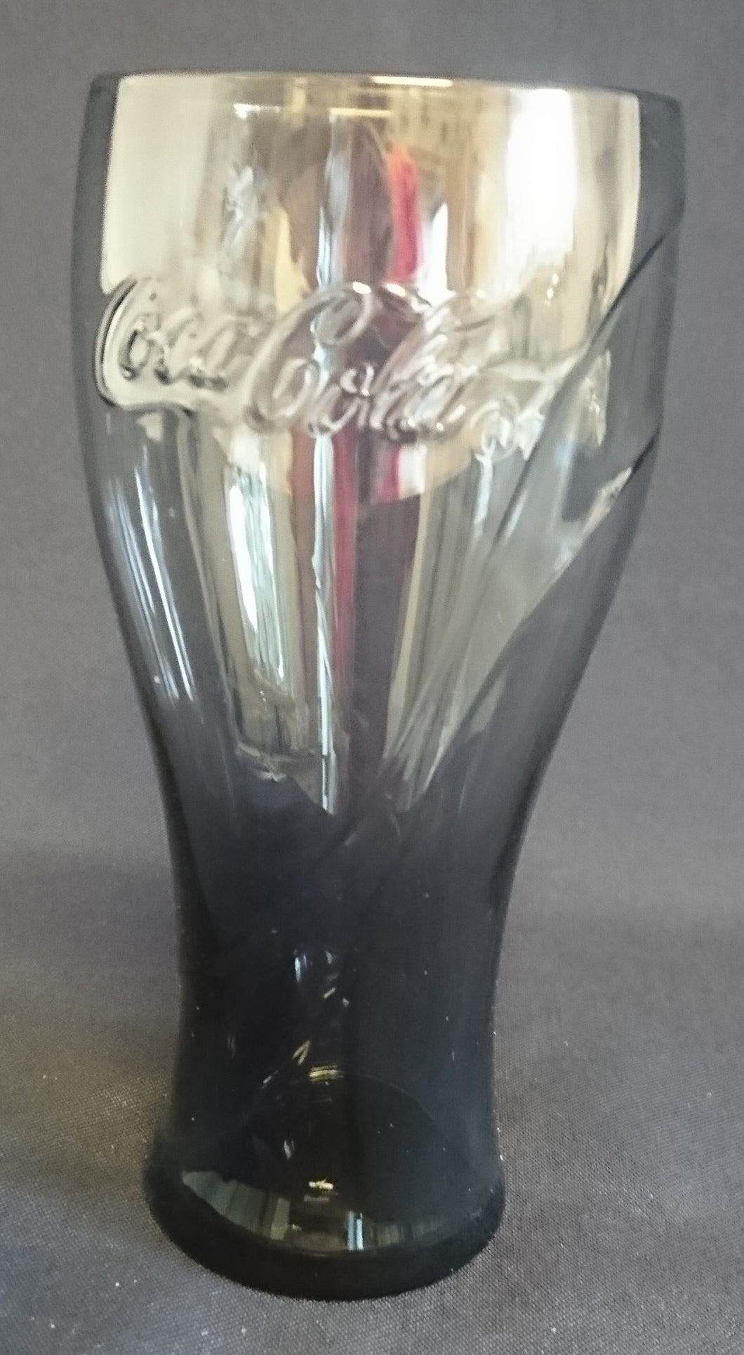 GETRÄNKEGLAS COCA COLA - Hartglas, Geschwungener Balken Tulpenform Coca Cola Inschrift Relief Motiv Dekor