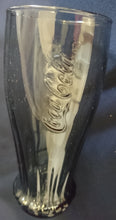 Lade das Bild in den Galerie-Viewer, GETRÄNKEGLAS COCA COLA - Hartglas, Halbe Flaschen Kronkorken Form Relief Schriftzug Motiv Dekor
