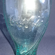 Lade das Bild in den Galerie-Viewer, GETRÄNKEGLAS COCA COLA - Hartglas, Schräge Linien Streifen Coca Cola Relief Aufschrift Motiv Dekor
