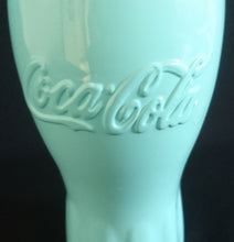 Lade das Bild in den Galerie-Viewer, GETRÄNKEGLAS COCA COLA - Hartglas, Cremefarbende Coca Cola Aufschrift Motiv Dekor
