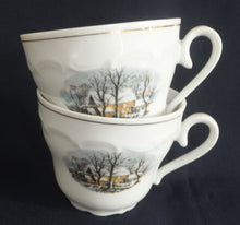 Lade das Bild in den Galerie-Viewer, KAFFEETASSE &quot;Created Exclusively for AVON&quot; - Porzellan, Goldrand Linien Winterschnee Haus Scheune Bauernhof Baum Bäume Landschaft Motiv Dekor
