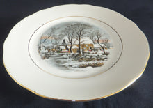 Lade das Bild in den Galerie-Viewer, 2er Set DESSERTTELLER &quot;Created Exclusively for AVON&quot; - Porzellan, Goldrand Linien Winterschnee Haus Scheune Bauernhof Baum Bäume Landschaft Motiv Dekor
