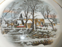 Lade das Bild in den Galerie-Viewer, 2er Set DESSERTTELLER &quot;Created Exclusively for AVON&quot; - Porzellan, Goldrand Linien Winterschnee Haus Scheune Bauernhof Baum Bäume Landschaft Motiv Dekor
