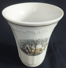 Lade das Bild in den Galerie-Viewer, KLEINE VASE &quot;Created Exclusively for AVON&quot; - Porzellan, Goldrand Linien Winterschnee Haus Scheune Bauernhof Baum Bäume Landschaft Motiv Dekor
