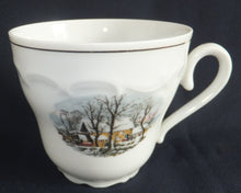 Lade das Bild in den Galerie-Viewer, KAFFEETASSE &quot;Created Exclusively for AVON&quot; - Porzellan, Goldrand Linien Winterschnee Haus Scheune Bauernhof Baum Bäume Landschaft Motiv Dekor
