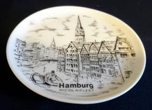 Lade das Bild in den Galerie-Viewer, SAMMELTELLERCHEN UNTERSETZER - Porzellan, Kirche Wasserstraße Speicherstadt Hamburg Nicoleifleet Motiv Dekor
