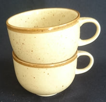 Lade das Bild in den Galerie-Viewer, KAFFEETASSE "Onda Sahara" - Porzellan, Zweifärbiges Gesprenkeltes Linien Dekor, Inglasur, Handbemalt
