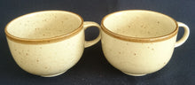Lade das Bild in den Galerie-Viewer, KAFFEETASSE "Onda Sahara" - Porzellan, Zweifärbiges Gesprenkeltes Linien Dekor, Inglasur, Handbemalt
