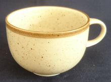 Lade das Bild in den Galerie-Viewer, KAFFEETASSE "Onda Sahara" - Porzellan, Zweifärbiges Gesprenkeltes Linien Dekor, Inglasur, Handbemalt
