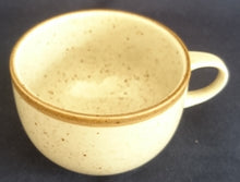 Lade das Bild in den Galerie-Viewer, KAFFEETASSE "Onda Sahara" - Porzellan, Zweifärbiges Gesprenkeltes Linien Dekor, Inglasur, Handbemalt
