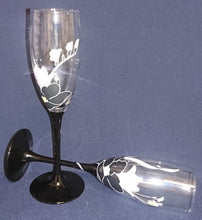 Lade das Bild in den Galerie-Viewer, 2er Set SEKT~ GETRÄNKEGLÄSER - Hartglas, Orchideenblüten Blumen Pflanzen Blatt Blätter Motiv Dekor
