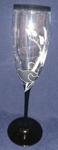 Lade das Bild in den Galerie-Viewer, 2er Set SEKT~ GETRÄNKEGLÄSER - Hartglas, Orchideenblüten Blumen Pflanzen Blatt Blätter Motiv Dekor

