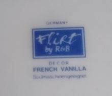 Lade das Bild in den Galerie-Viewer, 2er Set DESSERTTELLER &quot;Flirt&quot; &quot;French Vanilla&quot; - Porzellan, Symetrisches Geometrisches Linien Balken Striche Karo Motiv Dekor
