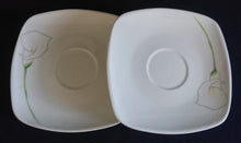 Lade das Bild in den Galerie-Viewer, 2er Set UNTERTASSEN "Calla" - Porzellan, Kanten Ovales Flora Blumenblüten Motiv Dekor
