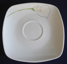 Lade das Bild in den Galerie-Viewer, 2er Set UNTERTASSEN "Calla" - Porzellan, Kanten Ovales Flora Blumenblüten Motiv Dekor
