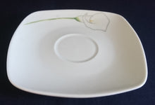 Lade das Bild in den Galerie-Viewer, 2er Set UNTERTASSEN "Calla" - Porzellan, Kanten Ovales Flora Blumenblüten Motiv Dekor
