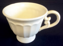 Lade das Bild in den Galerie-Viewer, TEETASSE - Porzellan, Einfärbiges Bogen Säulen Linien Relief Motiv Dekor
