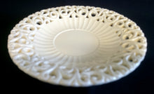 Lade das Bild in den Galerie-Viewer, 2er Set UNTERTASSEN - Porzellan, Durchbrochenes Einfärbiges Abstrakt Relief Motiv Dekor
