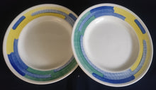 Lade das Bild in den Galerie-Viewer, 2er Set DESSERTTELLER - Keramik / Steingut, Regenbogen Farben Balken Dekor Rand
