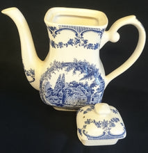 Lade das Bild in den Galerie-Viewer, KAFFEEKANNE MIT DECKEL (Limited) - Keramik / Steingut, Staffordshire Flora Baum Bäume Haus Häuser Treppe Motiv Dekor, Hand graviert (Hand Engraved)

