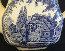 Lade das Bild in den Galerie-Viewer, KAFFEEKANNE MIT DECKEL (Limited) - Keramik / Steingut, Staffordshire Flora Baum Bäume Haus Häuser Treppe Motiv Dekor, Hand graviert (Hand Engraved)

