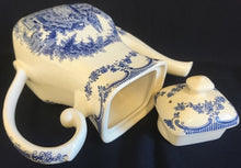 Lade das Bild in den Galerie-Viewer, KAFFEEKANNE MIT DECKEL (Limited) - Keramik / Steingut, Staffordshire Flora Baum Bäume Haus Häuser Treppe Motiv Dekor, Hand graviert (Hand Engraved)
