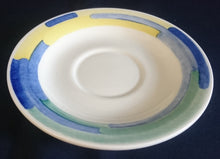 Lade das Bild in den Galerie-Viewer, UNTERTASSE - Keramik / Steingut, Regenbogen Farben Balken Dekor Rand
