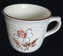Lade das Bild in den Galerie-Viewer, KAFFEETASSE - Keramik / Steingut, Flora Blumenblüte Pflanzen Wellen Relief Motiv Dekor
