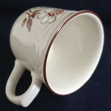 Lade das Bild in den Galerie-Viewer, KAFFEETASSE - Keramik / Steingut, Flora Blumenblüte Pflanzen Wellen Relief Motiv Dekor
