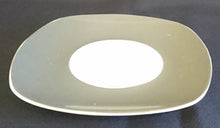 Lade das Bild in den Galerie-Viewer, UNTERTASSE "Products of Life" - Porzellan, Sehr Breiter farblicher Dekor Rand Motiv
