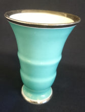Lade das Bild in den Galerie-Viewer, ART DECO BLUMENVASE - Porzellan, (Grün) Gewölbtes Relief Platin Motiv Dekor Rand, Sehr Alt
