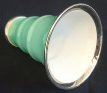 Lade das Bild in den Galerie-Viewer, ART DECO BLUMENVASE - Porzellan, (Grün) Gewölbtes Relief Platin Motiv Dekor Rand, Sehr Alt
