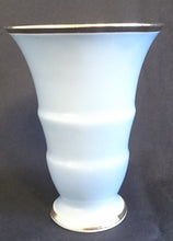 Lade das Bild in den Galerie-Viewer, ART DECO BLUMENVASE - Porzellan, (Blau) Gewölbtes Relief Platin Motiv Dekor Rand, Sehr Alt (Kopie)
