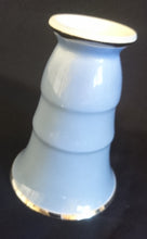 Lade das Bild in den Galerie-Viewer, ART DECO BLUMENVASE - Porzellan, (Blau) Gewölbtes Relief Platin Motiv Dekor Rand, Sehr Alt (Kopie)
