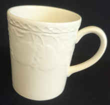 Lade das Bild in den Galerie-Viewer, KAFFEETASSE - Keramik / Steingut, Flora Obst Weintrauben Birnen Blatt Blüten Abstrakt Rand Relief Motiv Dekor
