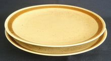 Lade das Bild in den Galerie-Viewer, DESSERTTELLER "Onda Sahara" - Porzellan, Zweifärbiges Gesprenkeltes Linien Dekor, Inglasur, Handbemalt
