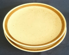 Lade das Bild in den Galerie-Viewer, 2er Set DESSERTTELLER "Onda Sahara" - Porzellan, Zweifärbiges Gesprenkeltes Linien Dekor, Inglasur, Handbemalt

