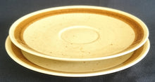 Lade das Bild in den Galerie-Viewer, 2er Set KAFFEETASSEN - UNTERTASSEN "Onda Sahara" - Porzellan, Zweifärbiges Gesprenkeltes Linien Dekor, Inglasur, Handbemalt
