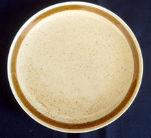 Lade das Bild in den Galerie-Viewer, DESSERTTELLER "Onda Sahara" - Porzellan, Zweifärbiges Gesprenkeltes Linien Dekor, Inglasur, Handbemalt
