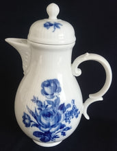 Lade das Bild in den Galerie-Viewer, KAFFEEKANNE MIT DECKEL "Lauenstein" - Porzellan, Echt Kobalt Flora Rosenblumen Blüten Blatt Blätter Striche Linien Relief Motiv Dekor
