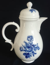 Lade das Bild in den Galerie-Viewer, KAFFEEKANNE MIT DECKEL "Lauenstein" - Porzellan, Echt Kobalt Flora Rosenblumen Blüten Blatt Blätter Striche Linien Relief Motiv Dekor

