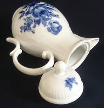 Lade das Bild in den Galerie-Viewer, KAFFEEKANNE MIT DECKEL "Lauenstein" - Porzellan, Echt Kobalt Flora Rosenblumen Blüten Blatt Blätter Striche Linien Relief Motiv Dekor
